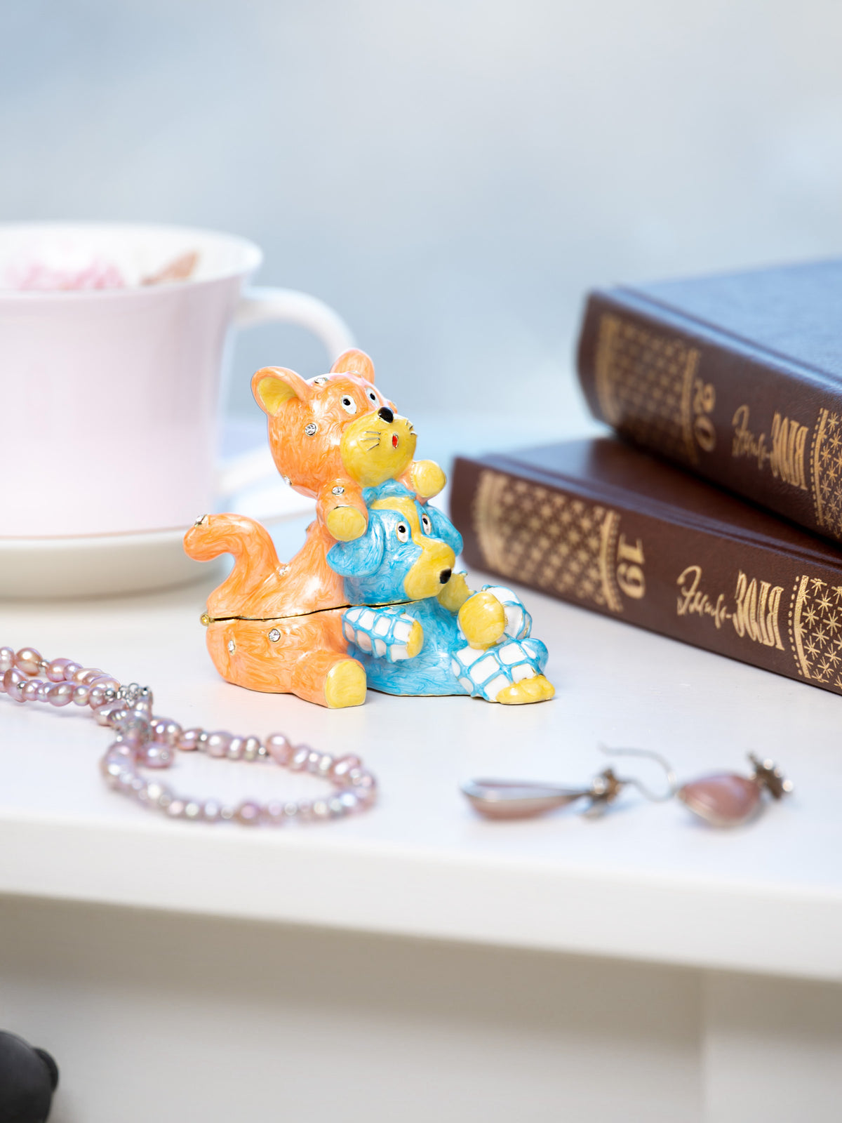 Keren Kopal Cat & Dog Friends sitting Together