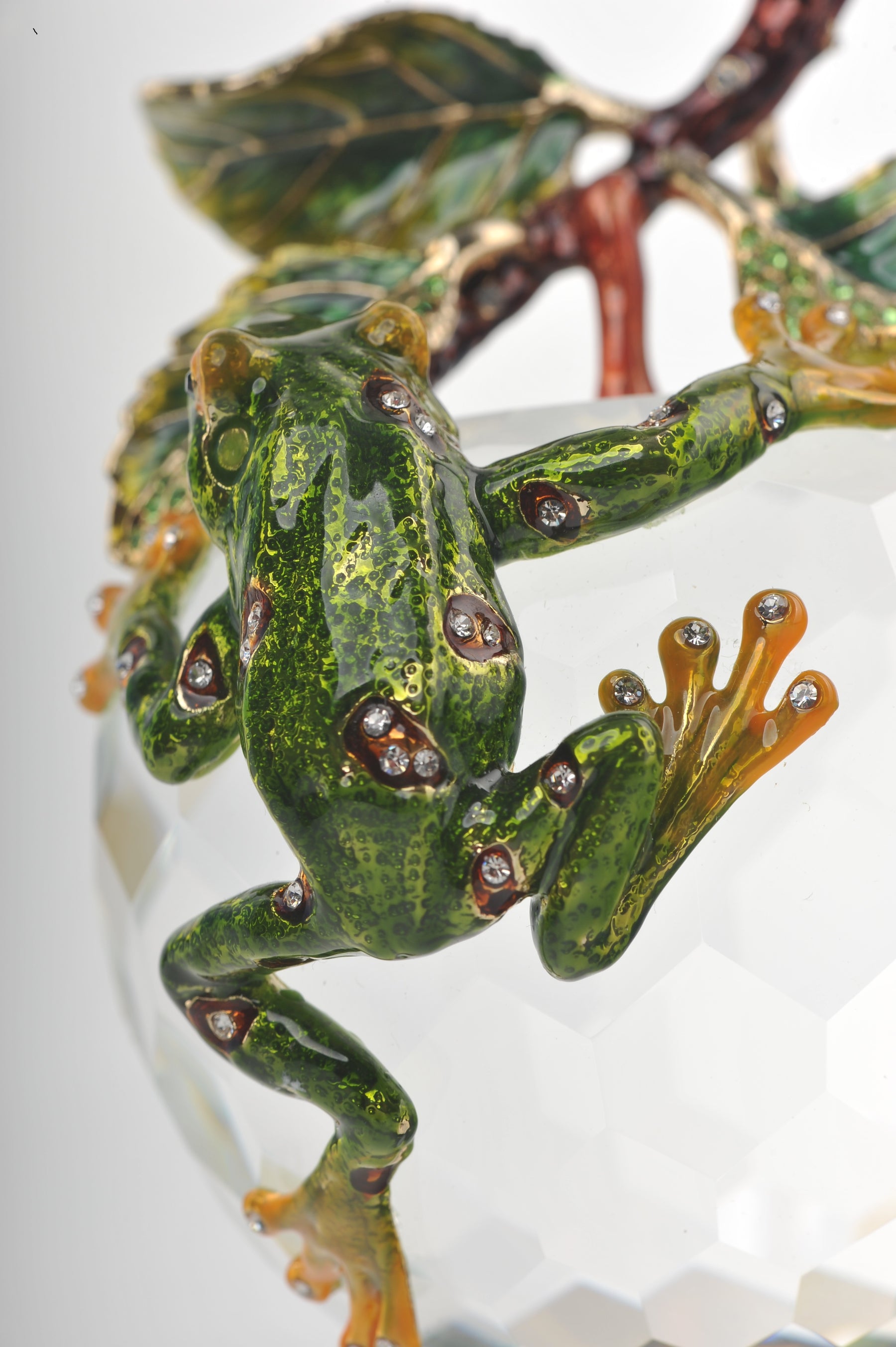 Keren Kopal Crystal Apple with a Green Frog on it