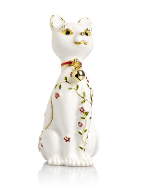 Chat blanc avec des fleurs