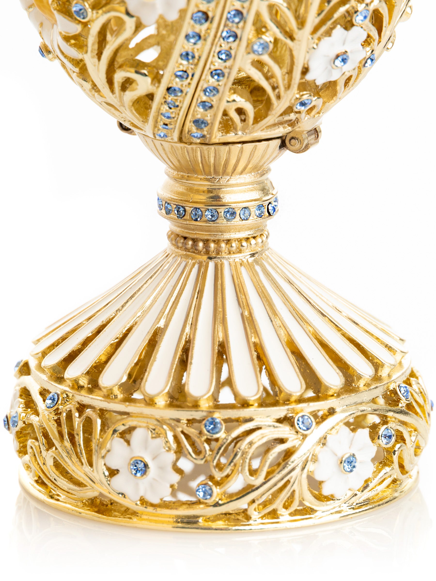 Blaues verziertes Fabergé-Ei