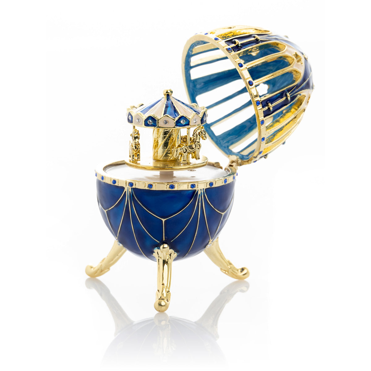 Oeuf Fabergé bleu et or avec surprise de carrousel à chevaux à l'intérieur