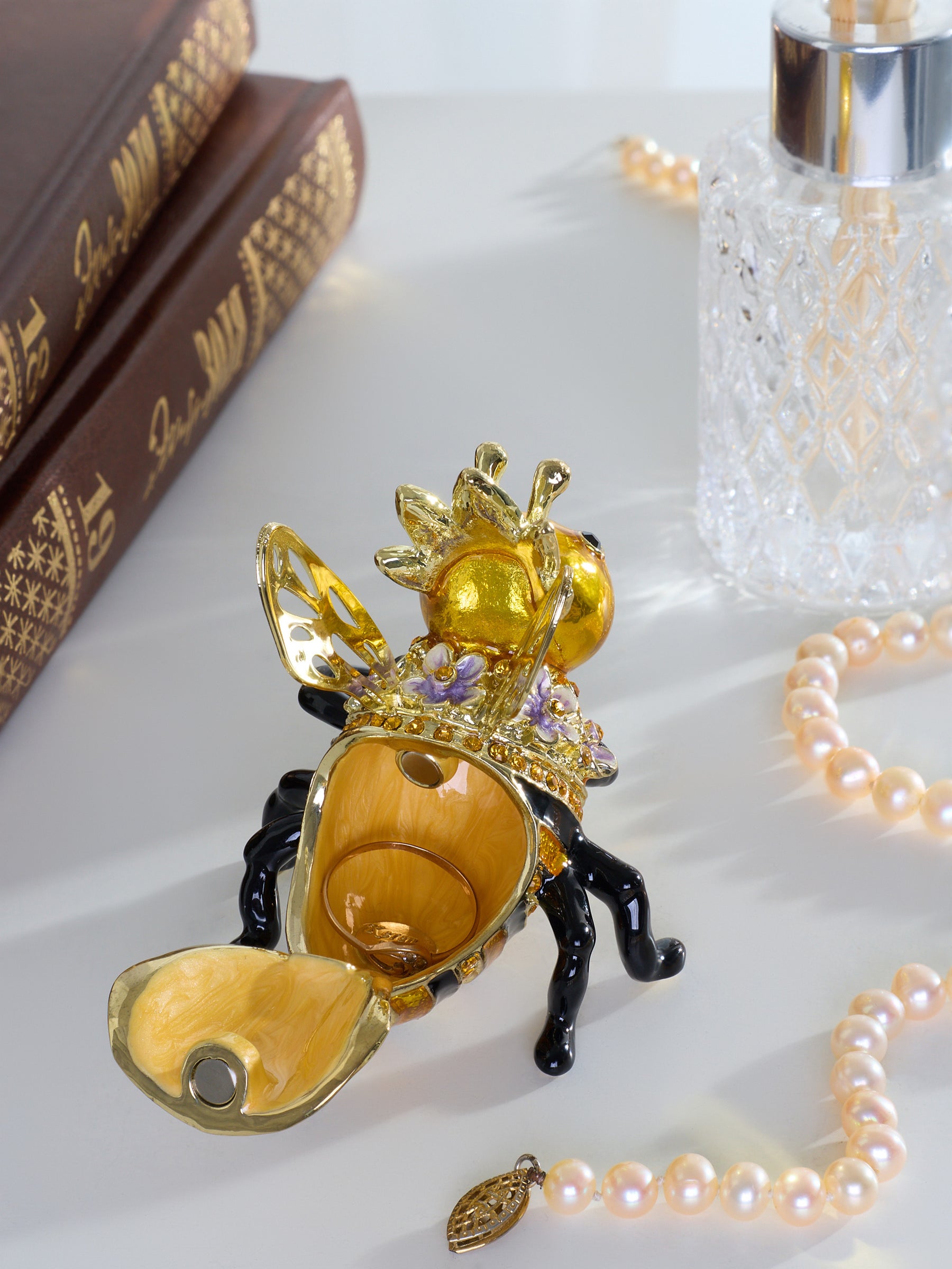 Königin Biene mit Bienenstock Schmuckkästchen