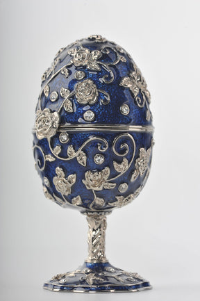 Oeuf de Fabergé bleu avec grenouille à l'intérieur