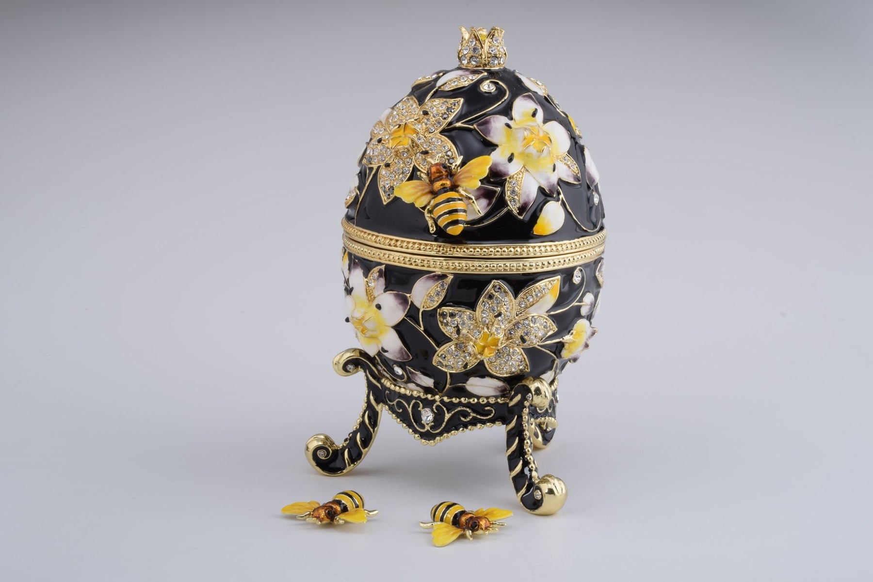 Oeuf de Fabergé noir décoré d'abeilles et de fleurs