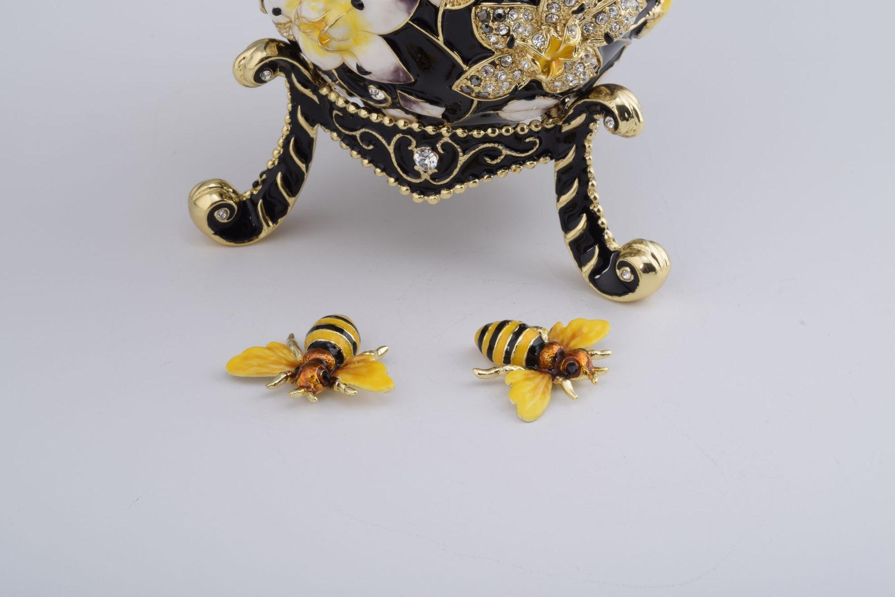 Oeuf de Fabergé noir décoré d'abeilles et de fleurs