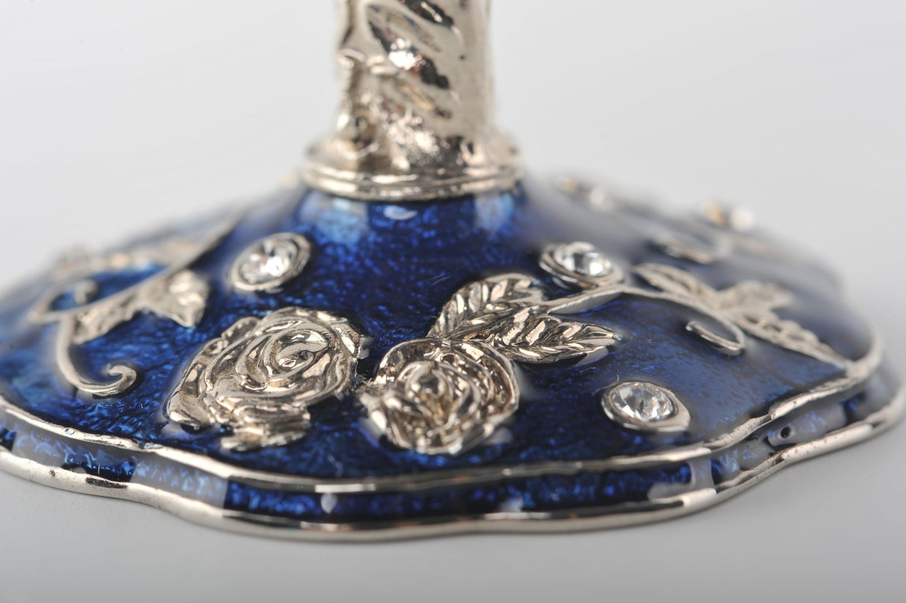 Oeuf de Fabergé bleu avec grenouille à l'intérieur