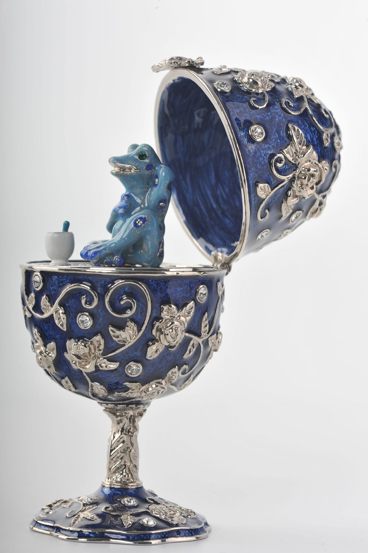 Oeuf de Fabergé bleu avec grenouille à l'intérieur