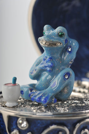 Oeuf de Fabergé bleu avec grenouille à l'intérieur