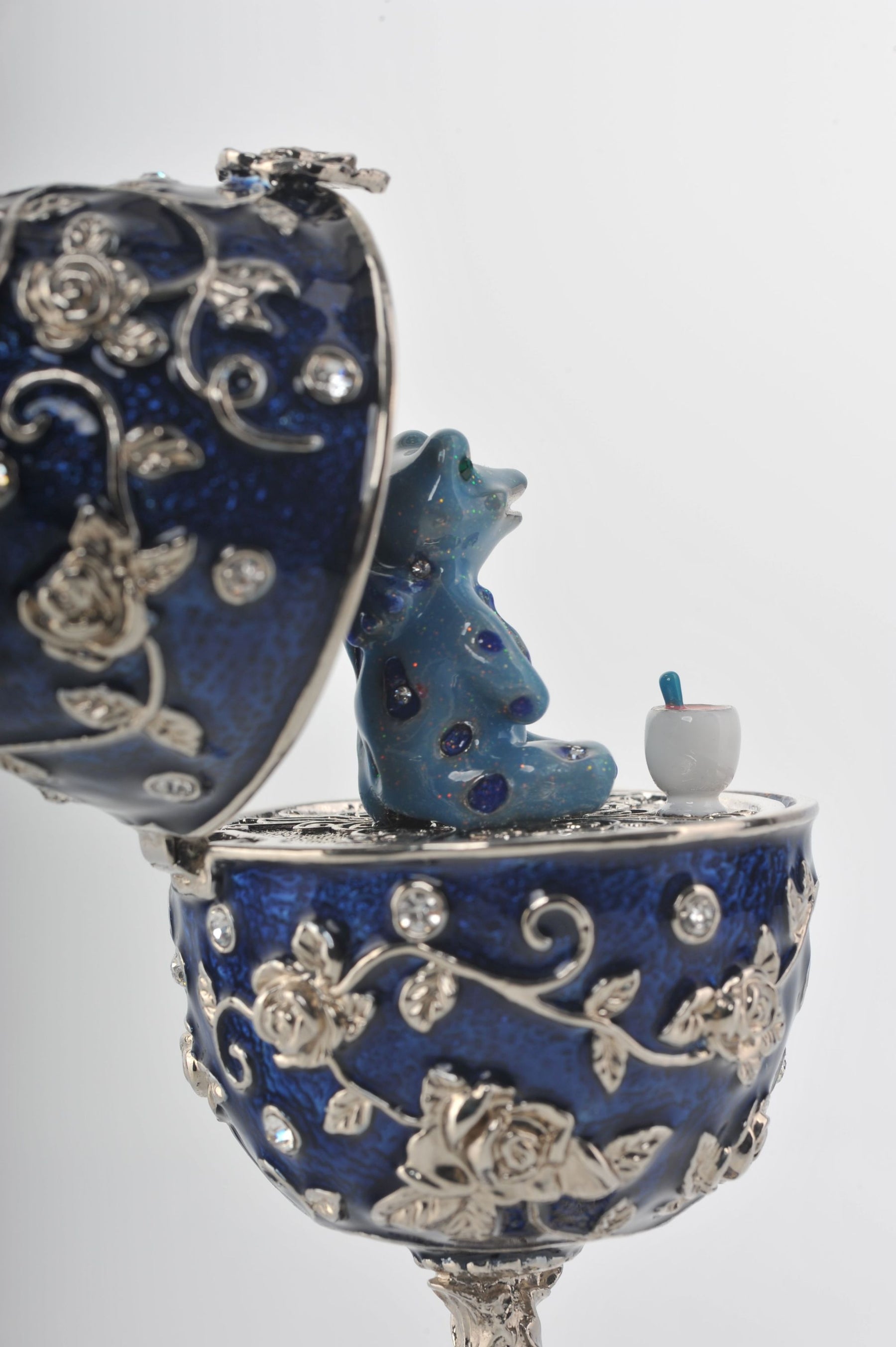 Oeuf de Fabergé bleu avec grenouille à l'intérieur