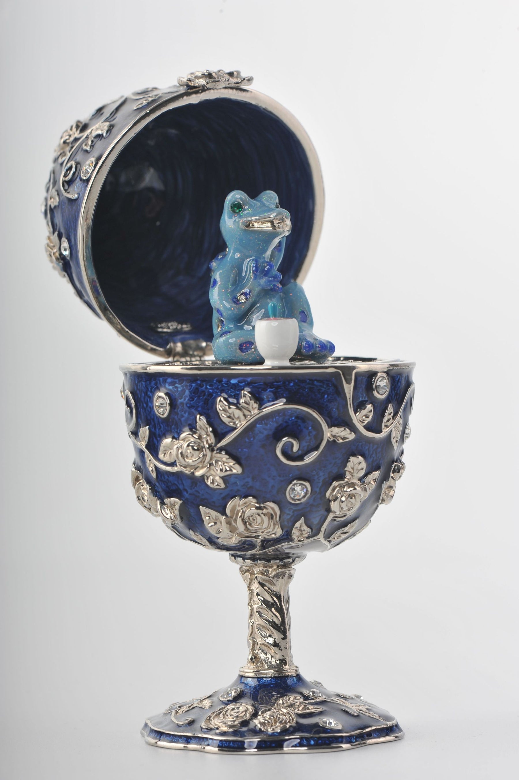 Oeuf de Fabergé bleu avec grenouille à l'intérieur