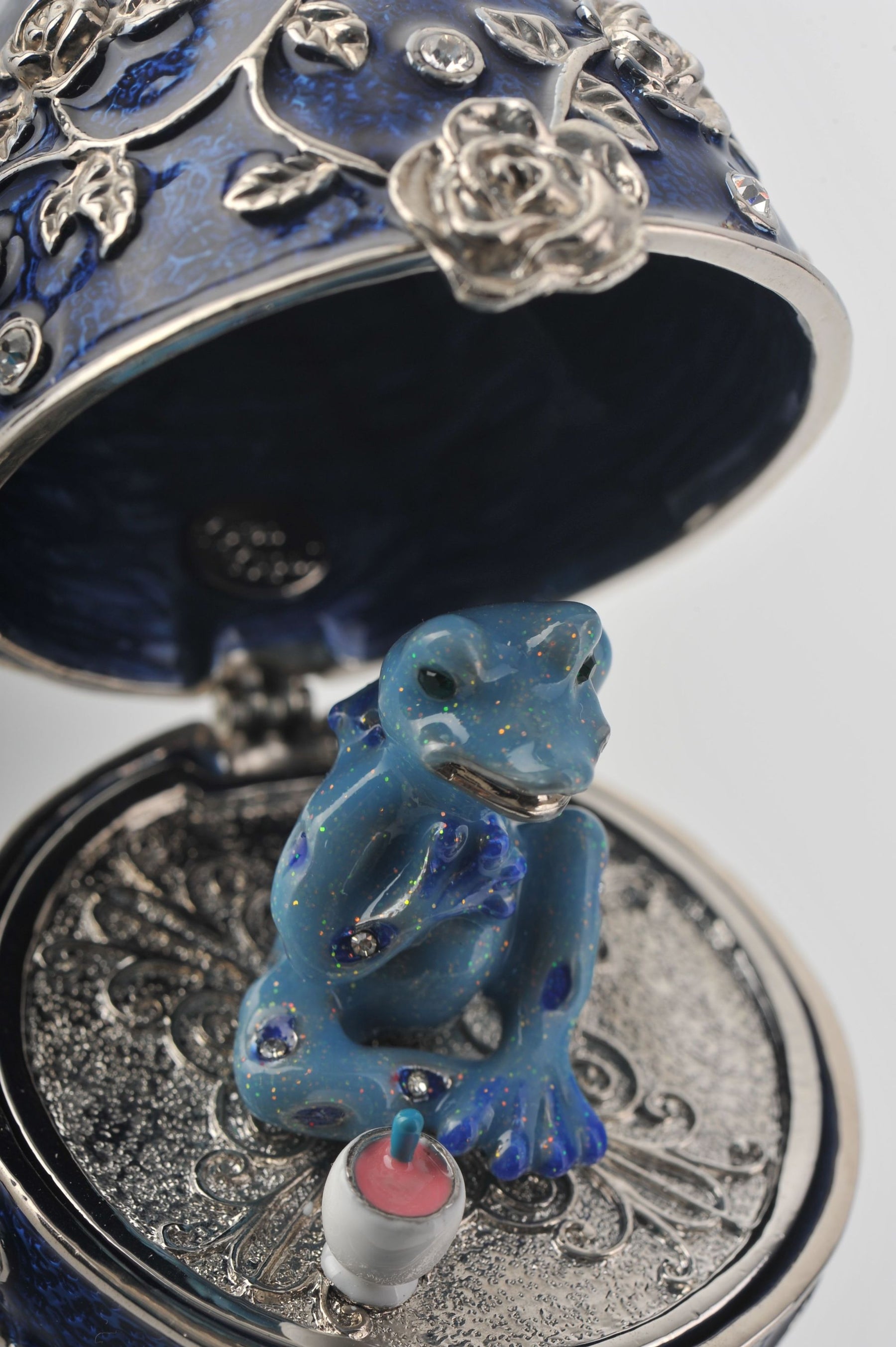 Oeuf de Fabergé bleu avec grenouille à l'intérieur