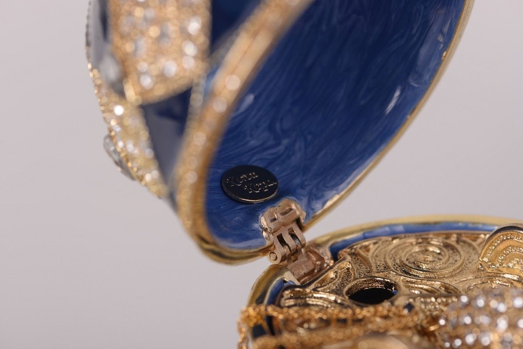 Oeuf Fabergé bleu avec pendentif œuf à l'intérieur