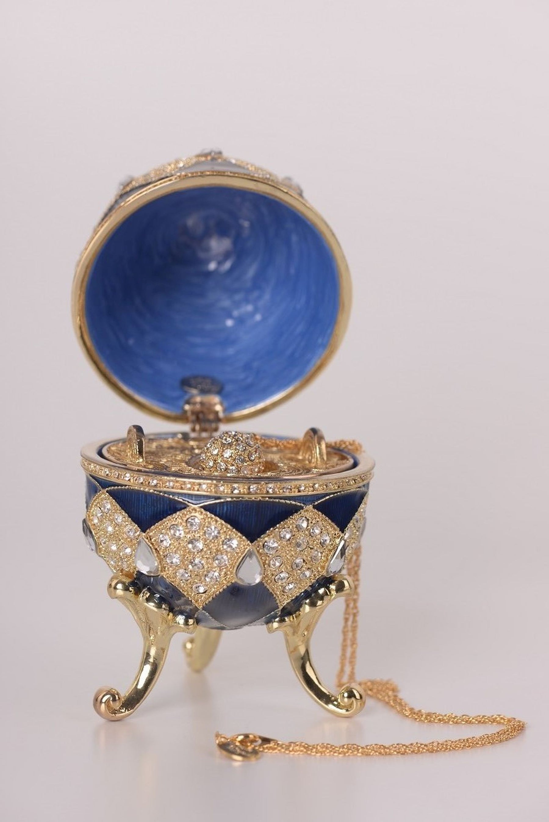 Oeuf Fabergé bleu avec pendentif œuf à l'intérieur