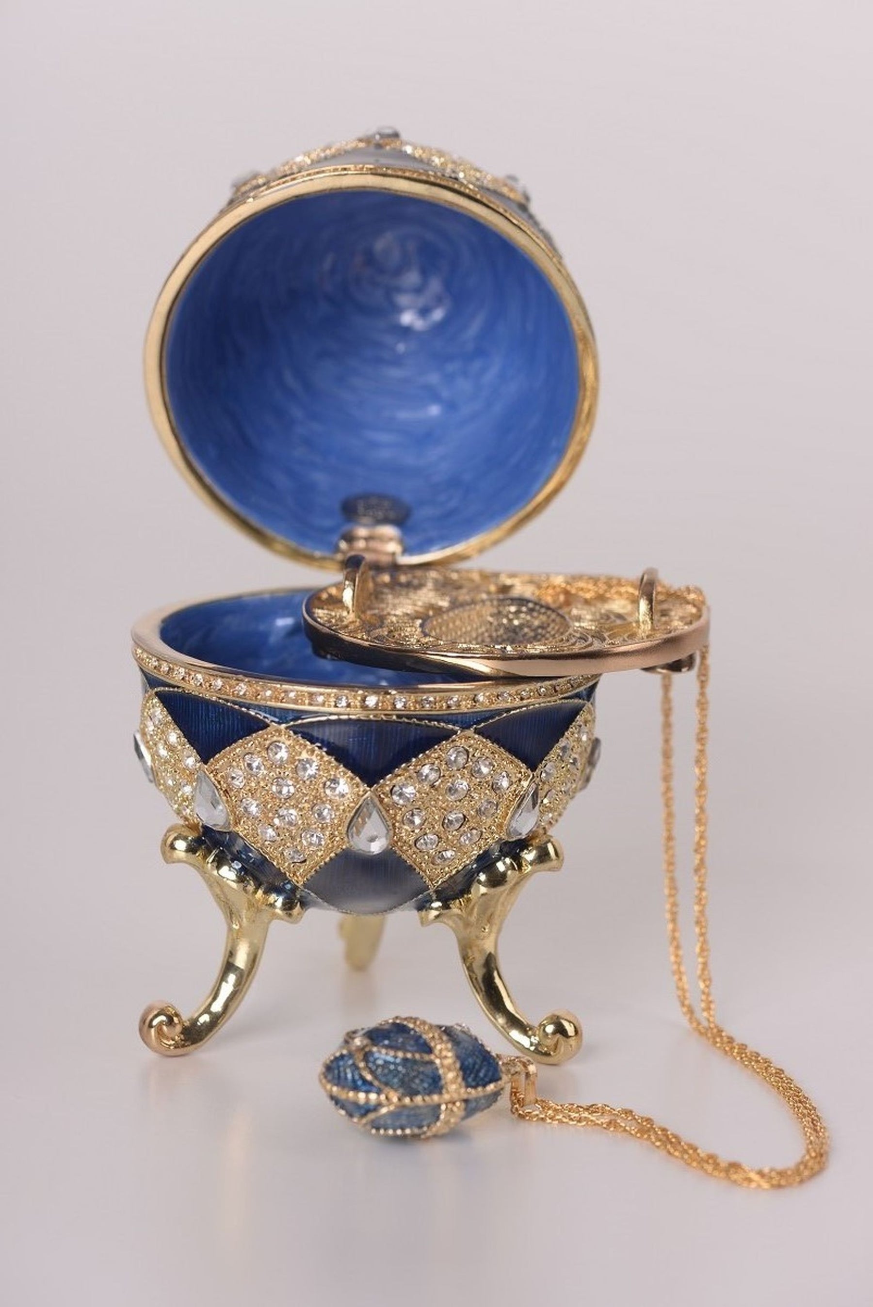 Oeuf Fabergé bleu avec pendentif œuf à l'intérieur