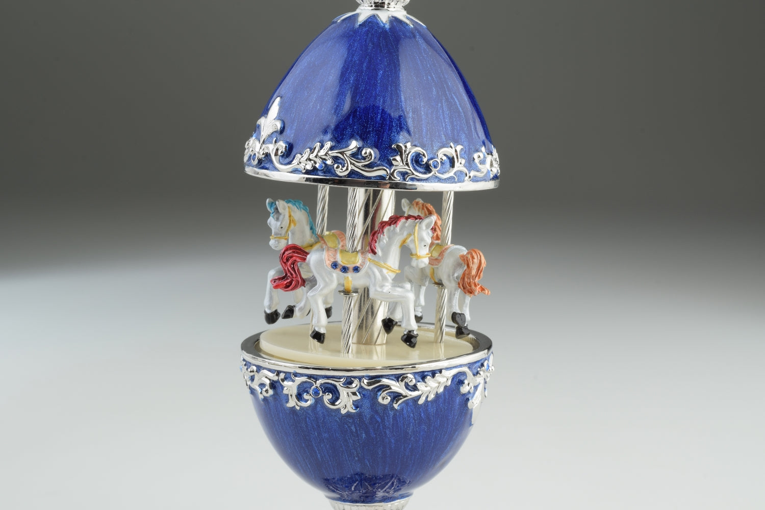 Carrousel à œufs Fabergé bleu avec chevaux royaux blancs