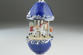 Carrousel à œufs Fabergé bleu avec chevaux royaux blancs