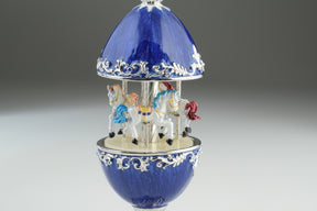 Carrousel à œufs Fabergé bleu avec chevaux royaux blancs