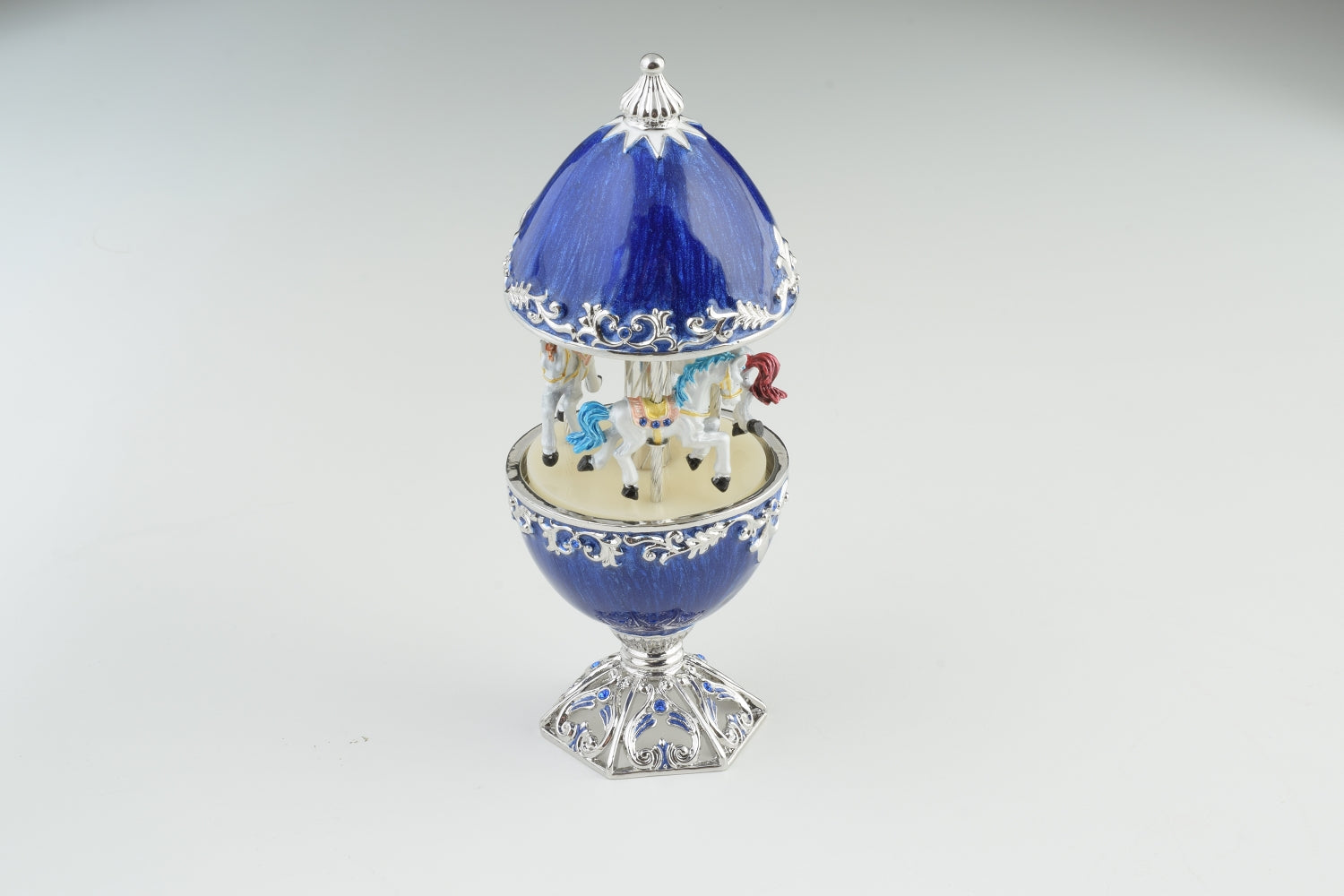 Carrousel à œufs Fabergé bleu avec chevaux royaux blancs