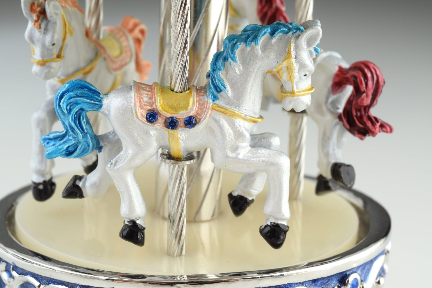 Carrousel à œufs Fabergé bleu avec chevaux royaux blancs