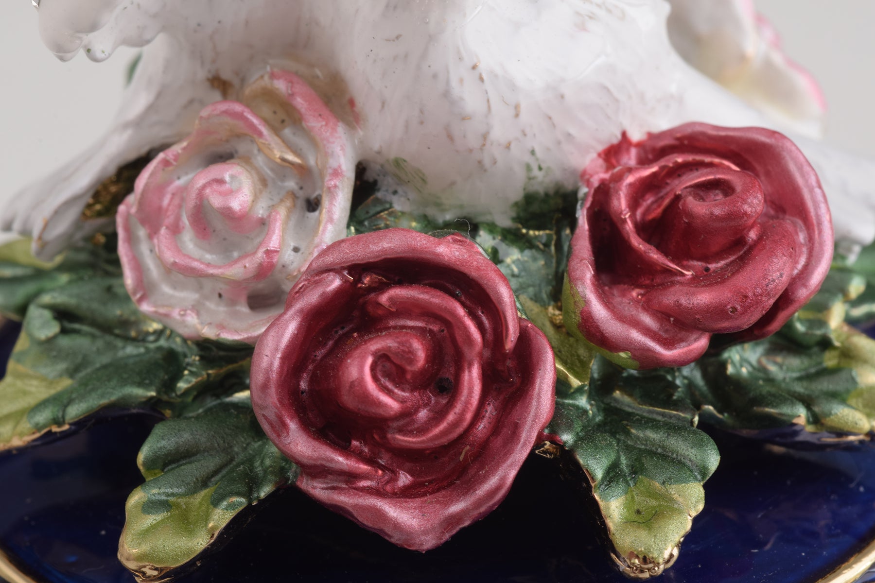 Boîte Bleue Avec Roses Décorées De Deux Colombes Blanches