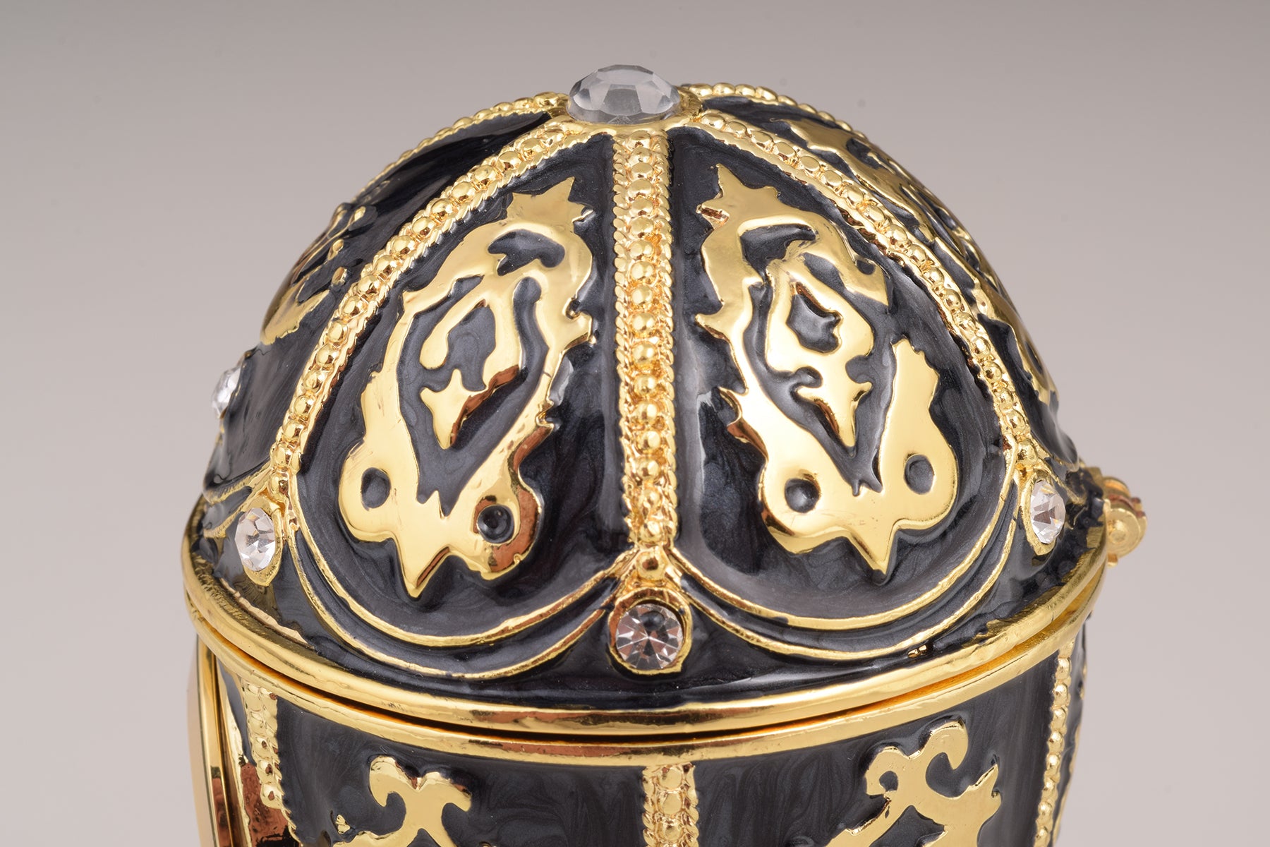 Oeuf de Fabergé noir avec horloge