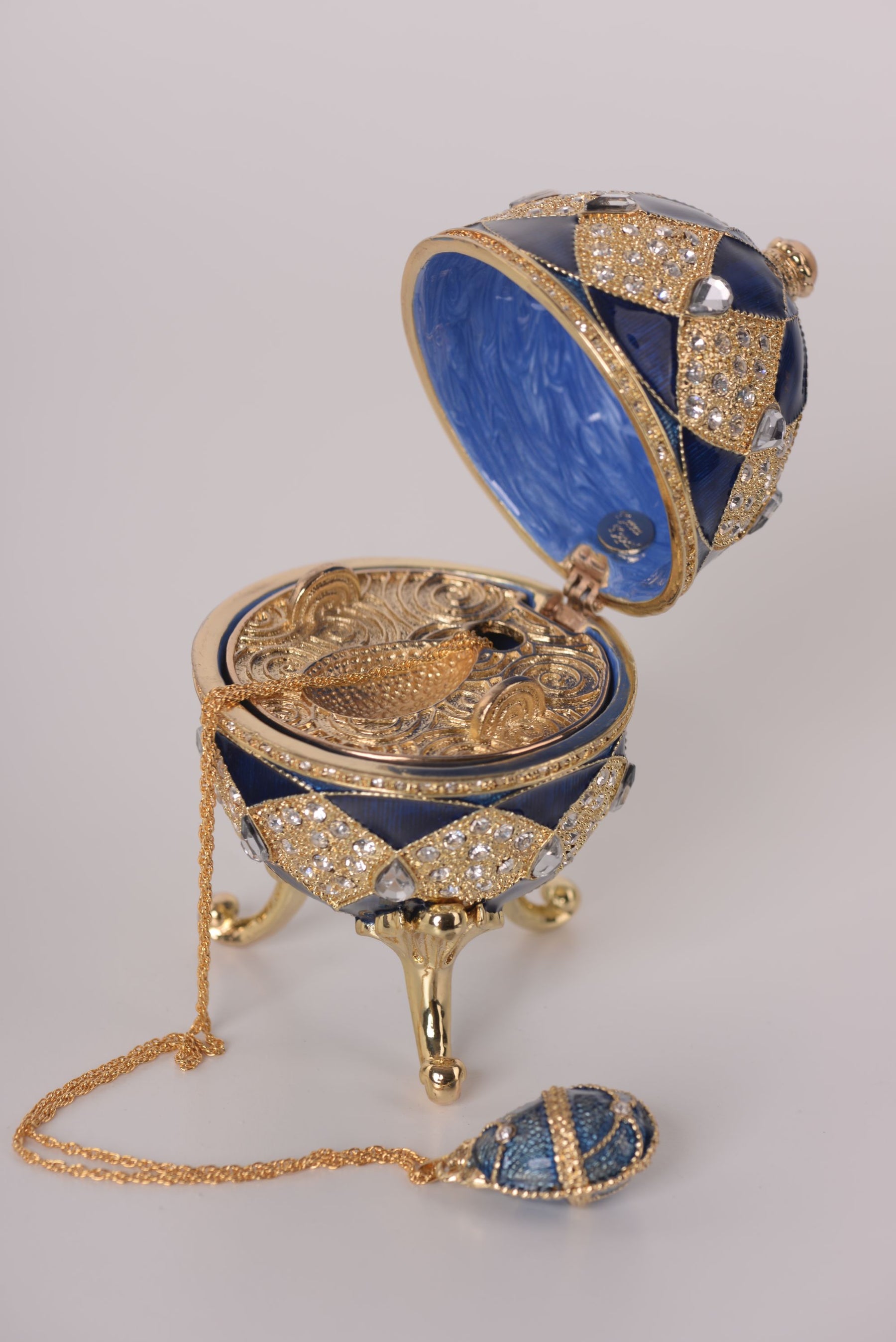 Oeuf Fabergé bleu avec pendentif œuf à l'intérieur