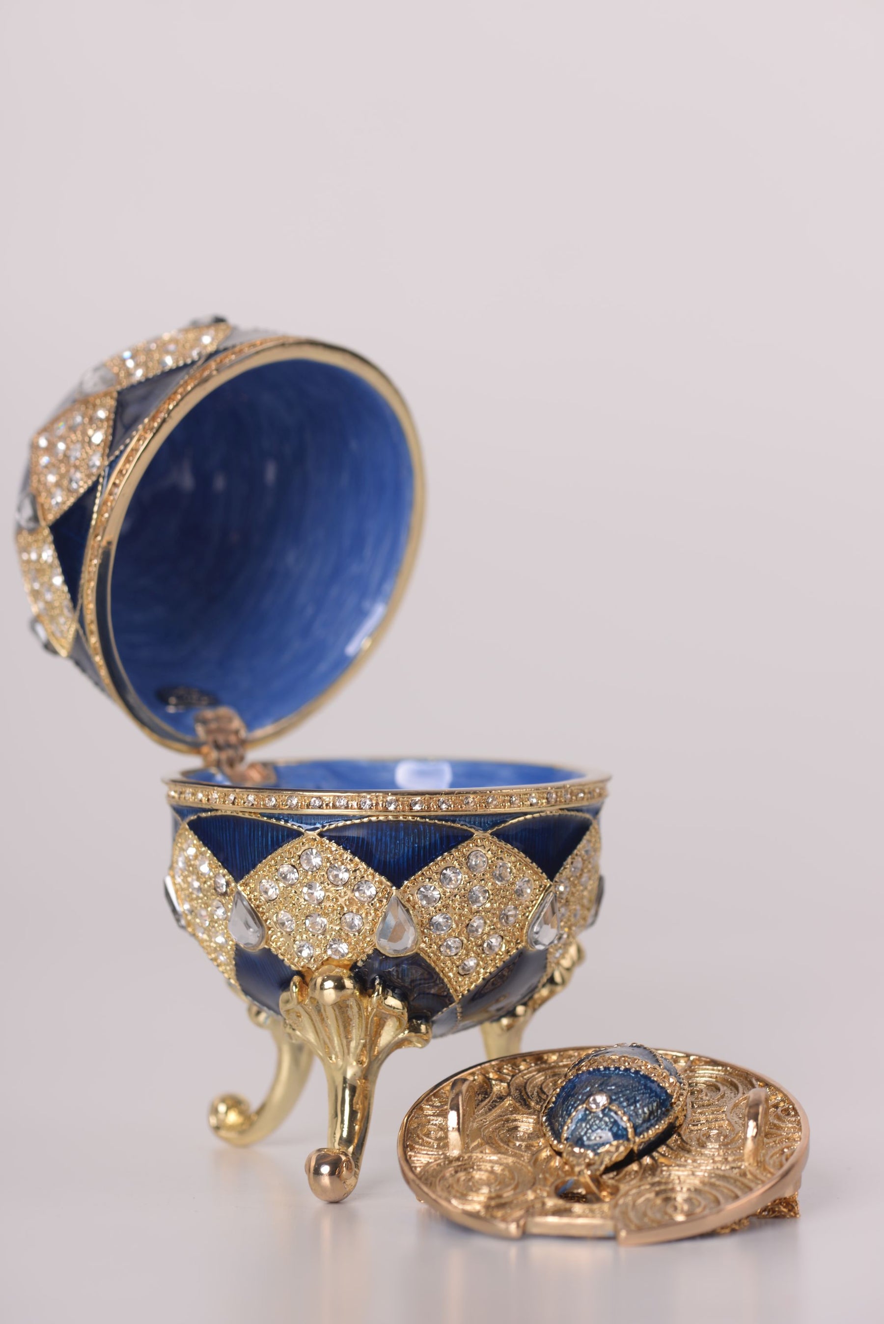 Oeuf Fabergé bleu avec pendentif œuf à l'intérieur