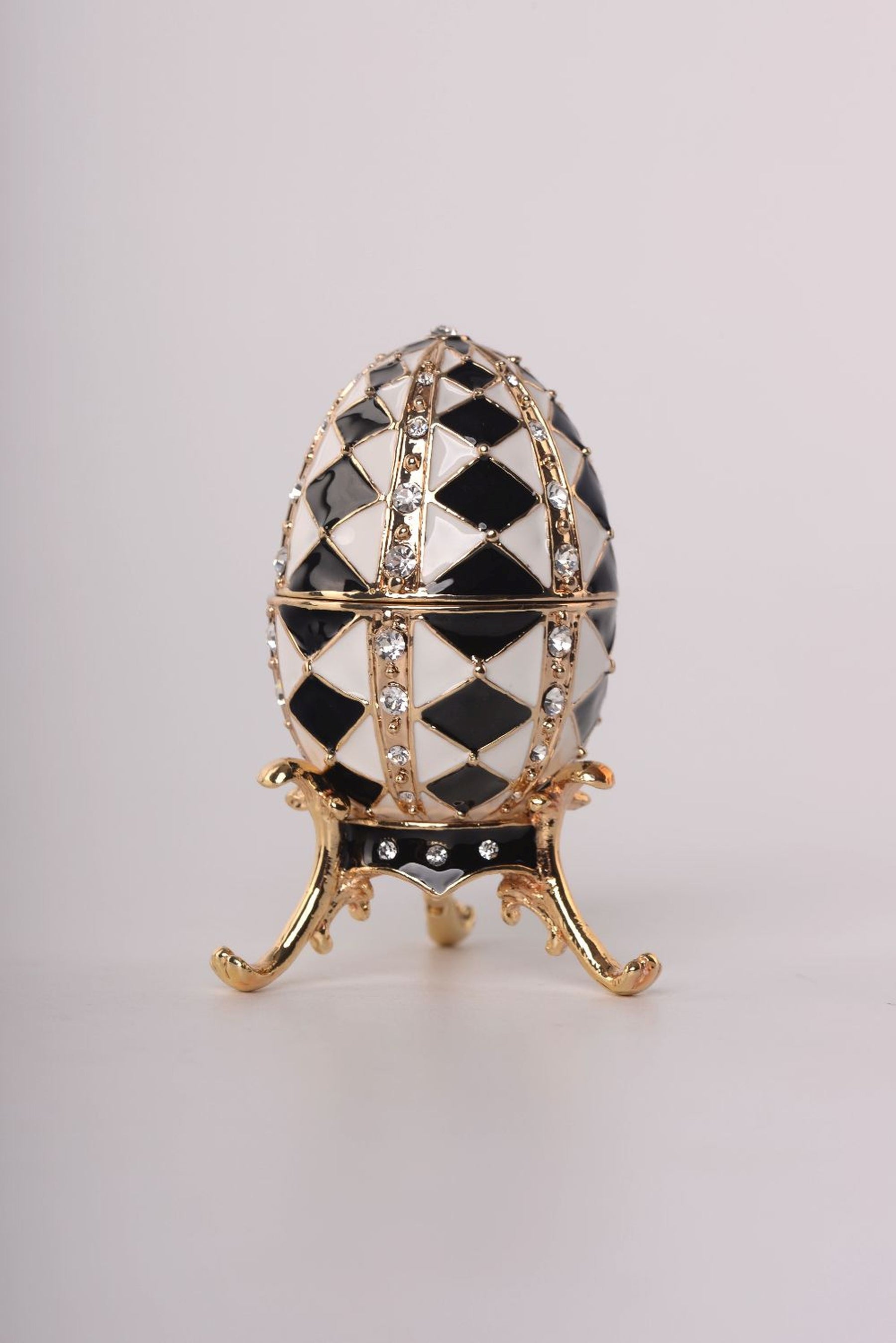 Oeuf de Fabergé noir et blanc avec collier en or à l'intérieur