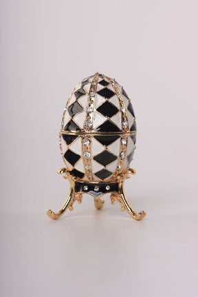 Oeuf de Fabergé noir et blanc avec collier en or à l'intérieur