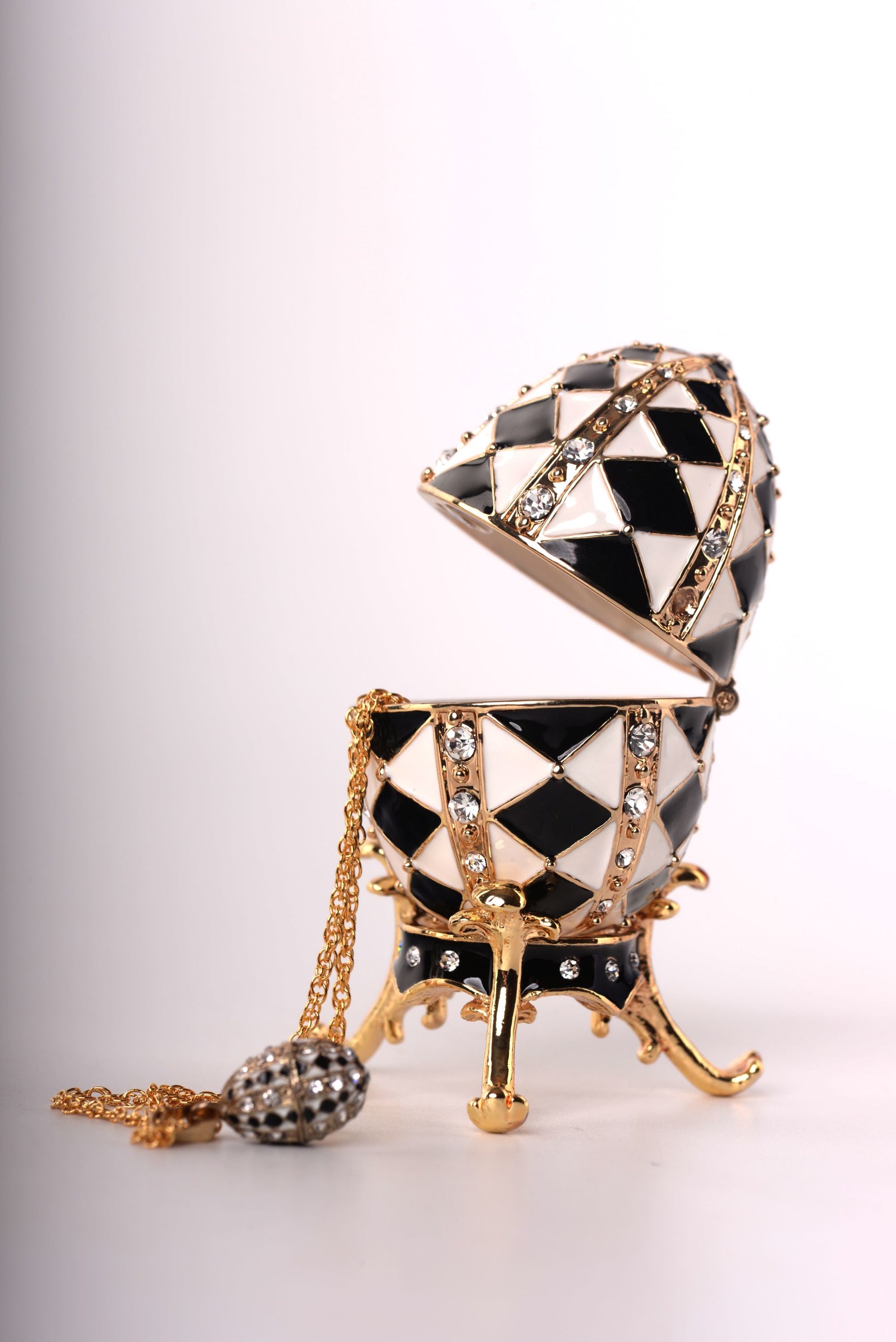 Oeuf de Fabergé noir et blanc avec collier en or à l'intérieur