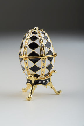 Oeuf de Fabergé noir et blanc avec collier en or à l'intérieur