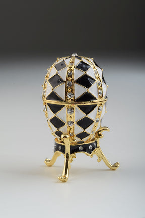 Oeuf de Fabergé noir et blanc avec collier en or à l'intérieur