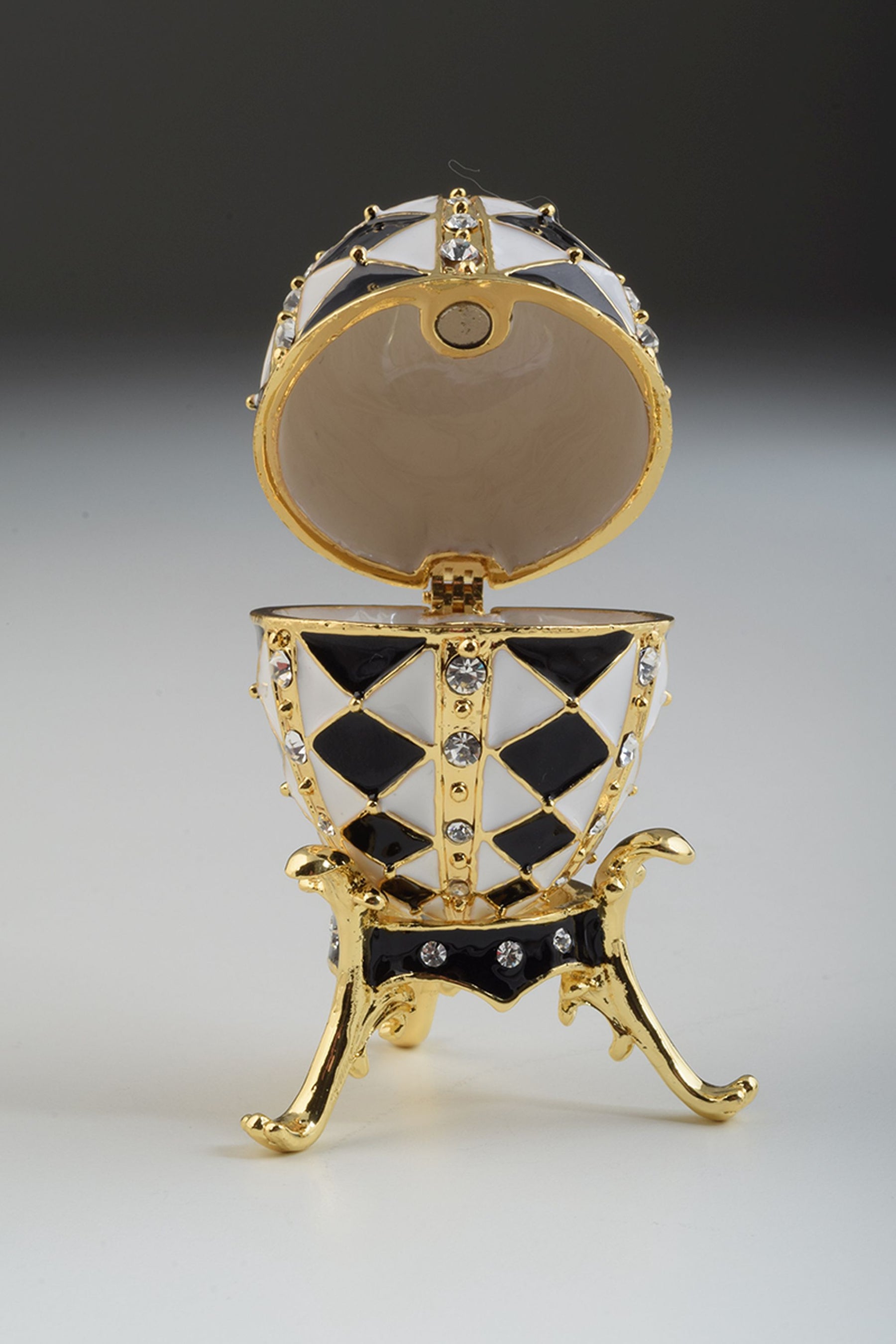 Oeuf de Fabergé noir et blanc avec collier en or à l'intérieur