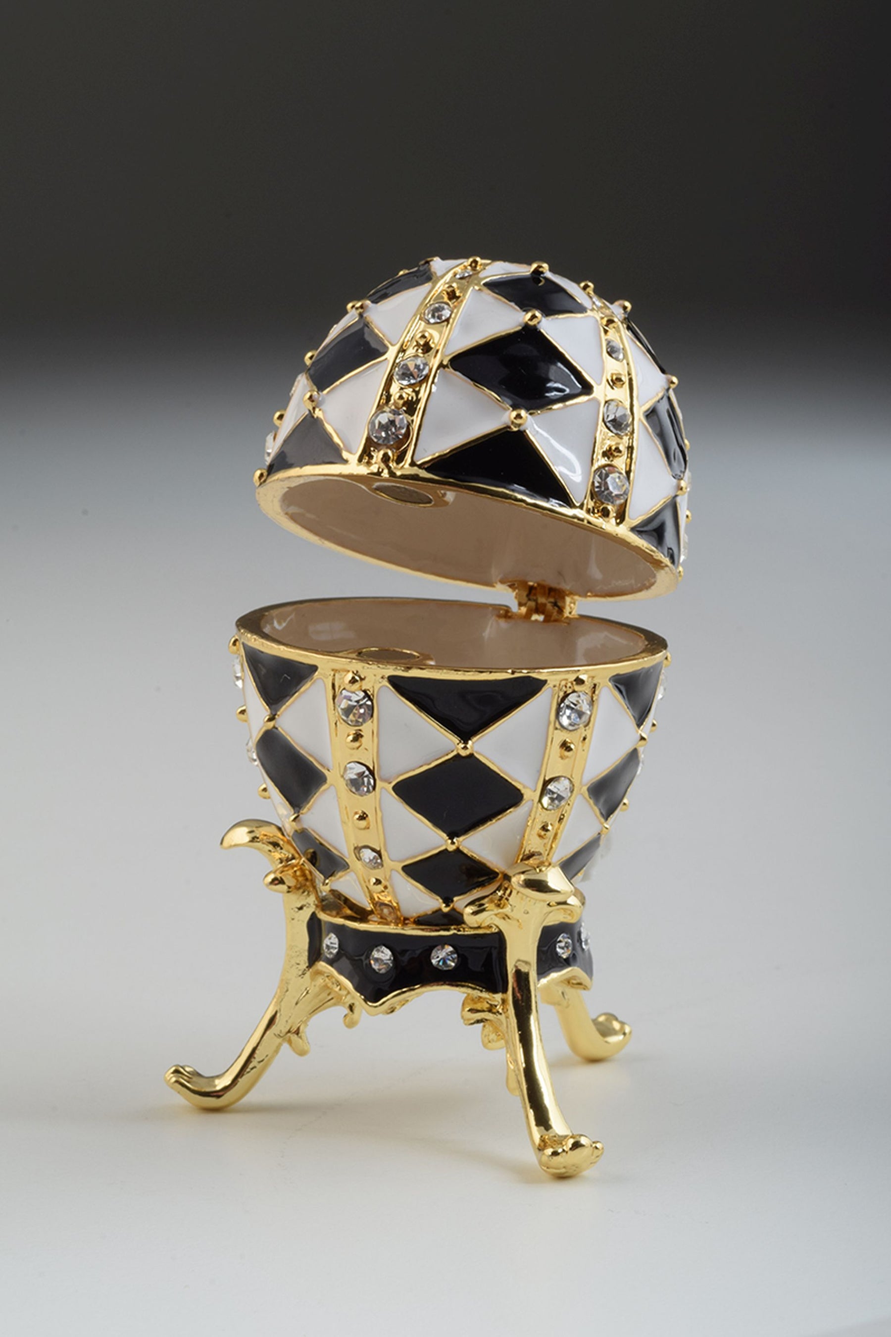 Oeuf de Fabergé noir et blanc avec collier en or à l'intérieur