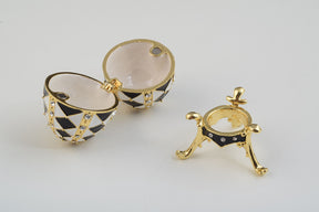 Oeuf de Fabergé noir et blanc avec collier en or à l'intérieur