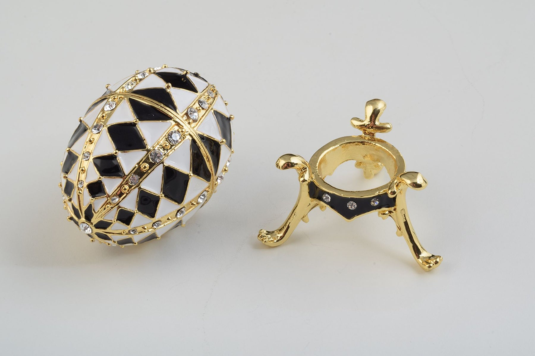 Oeuf de Fabergé noir et blanc avec collier en or à l'intérieur