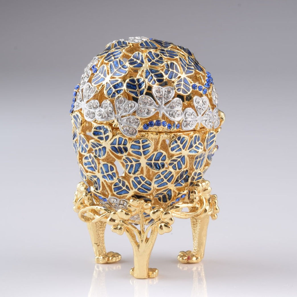 Oeuf de Fabergé bleu avec voiture à l'intérieur