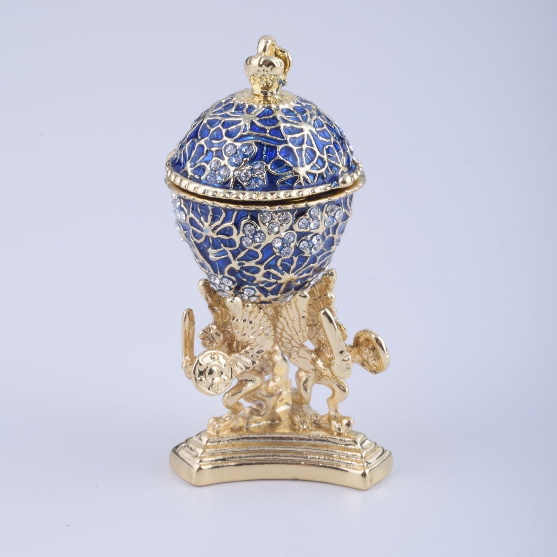 Oeuf de Fabergé bleu avec une grenouille dorée à l'intérieur