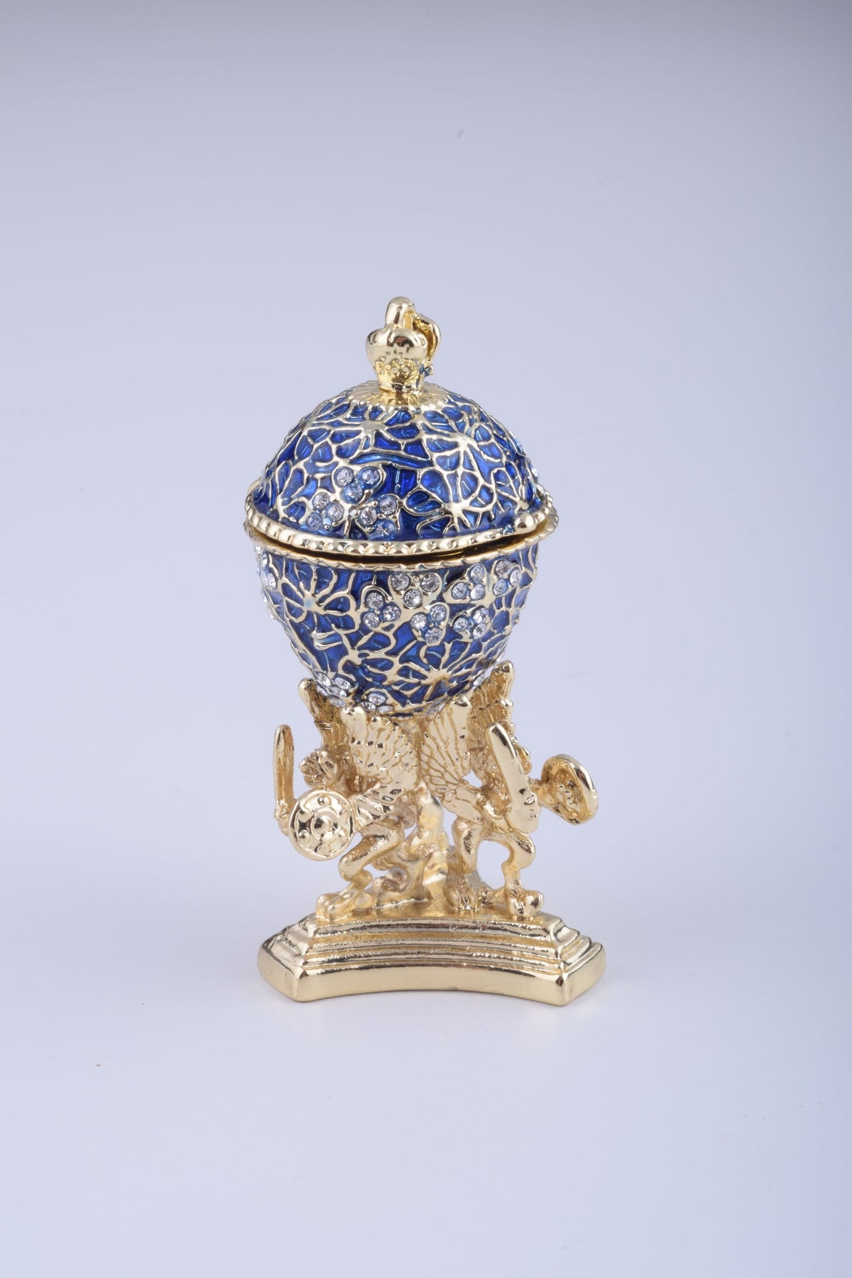 Oeuf de Fabergé bleu avec une grenouille dorée à l'intérieur