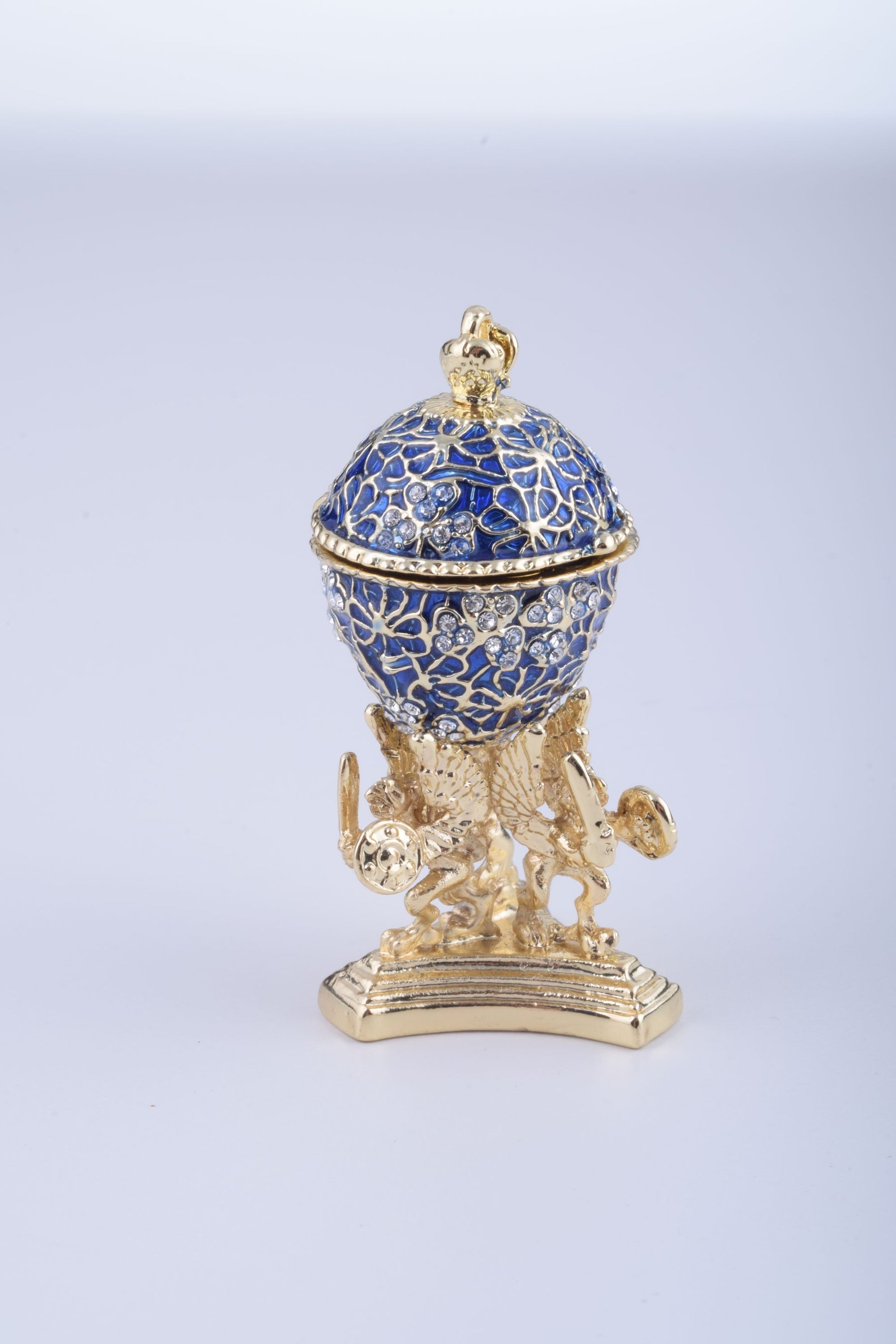 Oeuf de Fabergé bleu avec une grenouille dorée à l'intérieur