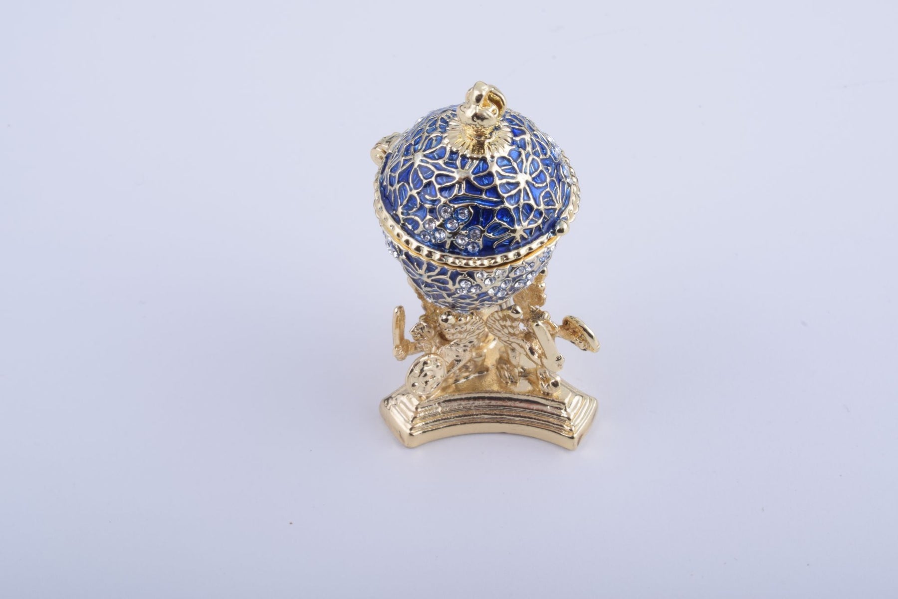 Oeuf de Fabergé bleu avec une grenouille dorée à l'intérieur