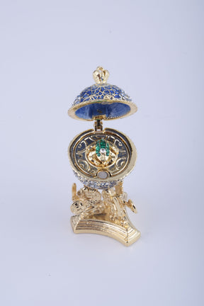 Oeuf de Fabergé bleu avec une grenouille dorée à l'intérieur