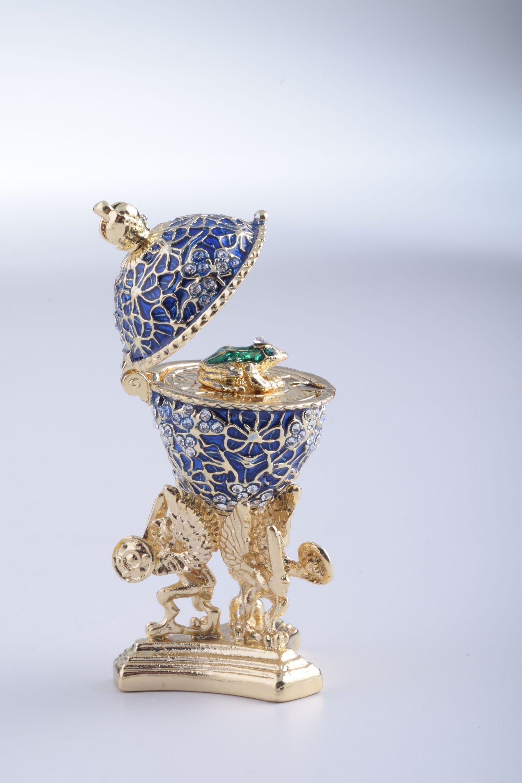 Oeuf de Fabergé bleu avec une grenouille dorée à l'intérieur