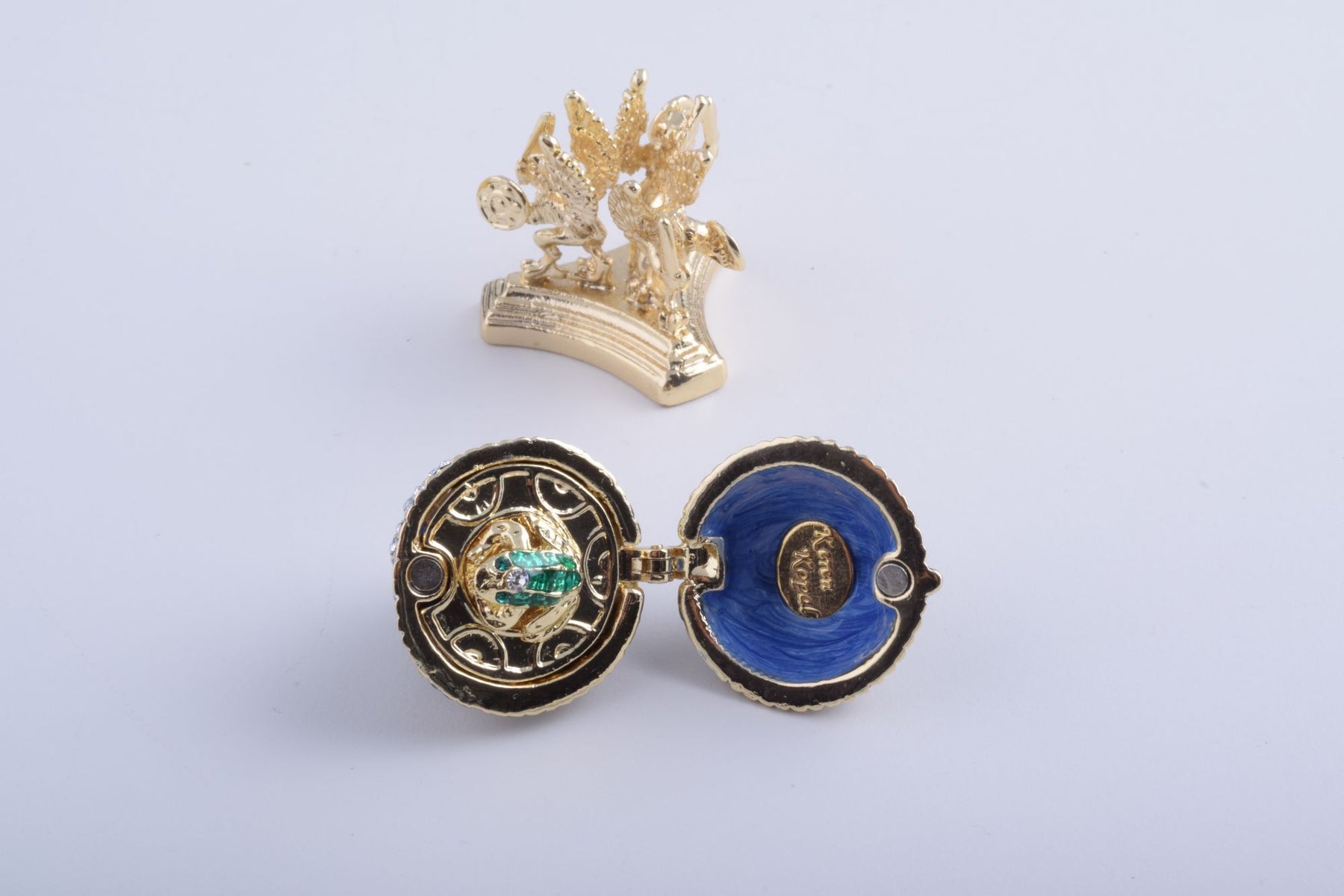 Oeuf de Fabergé bleu avec une grenouille dorée à l'intérieur