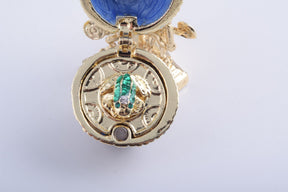 Oeuf de Fabergé bleu avec une grenouille dorée à l'intérieur