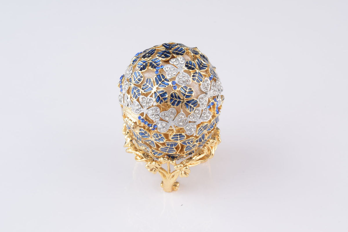 Oeuf de Fabergé bleu avec voiture à l'intérieur